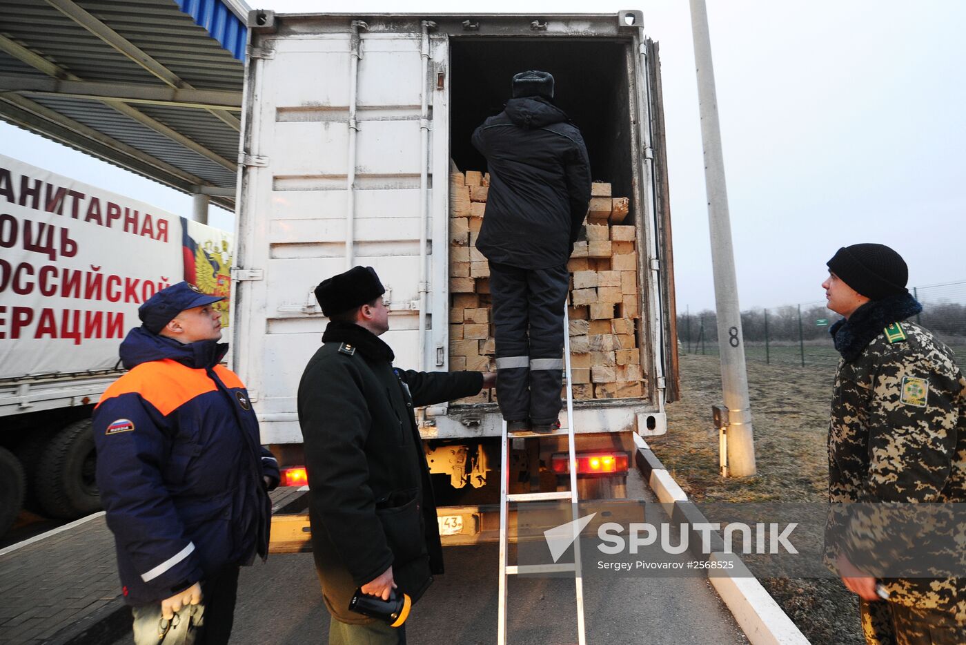 13th humanitarian aid convoy arrives in Ukraine's south-east
