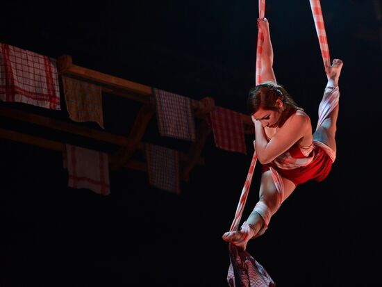Cuisine & Confession acrobatic show rehearsal