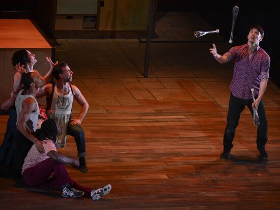Cuisine & Confession acrobatic show rehearsal