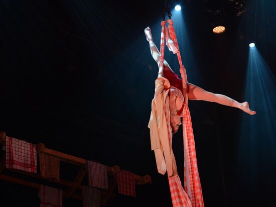 Cuisine & Confession acrobatic show rehearsal