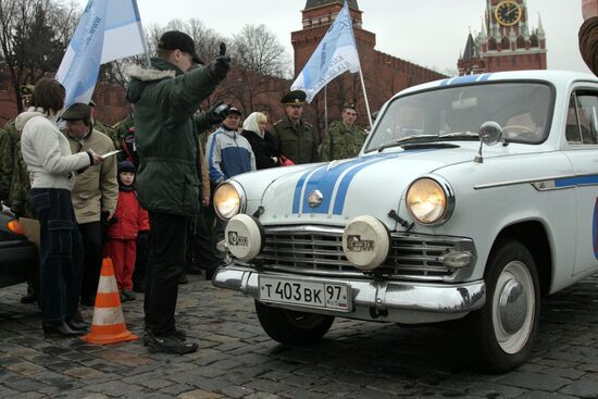 Retro car race of vehicles older than 30 years kicks of on Red Square