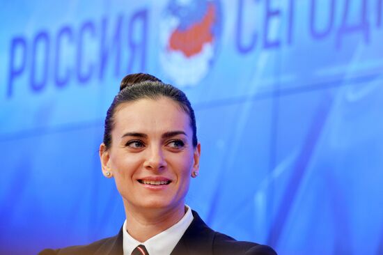 Yelena Isinbayeva returns to professional sports