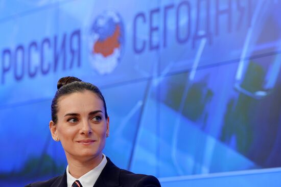 Yelena Isinbayeva returns to professional sports