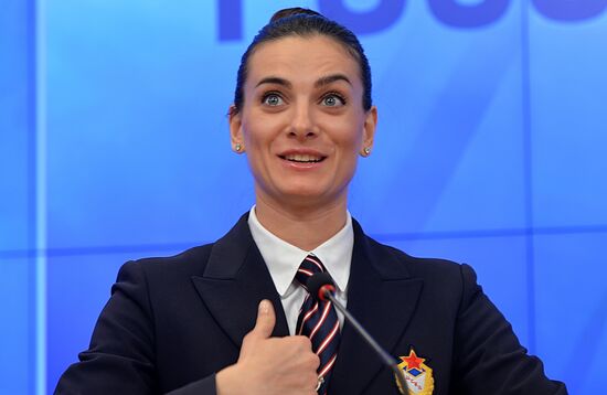 Yelena Isinbayeva returns to professional sports