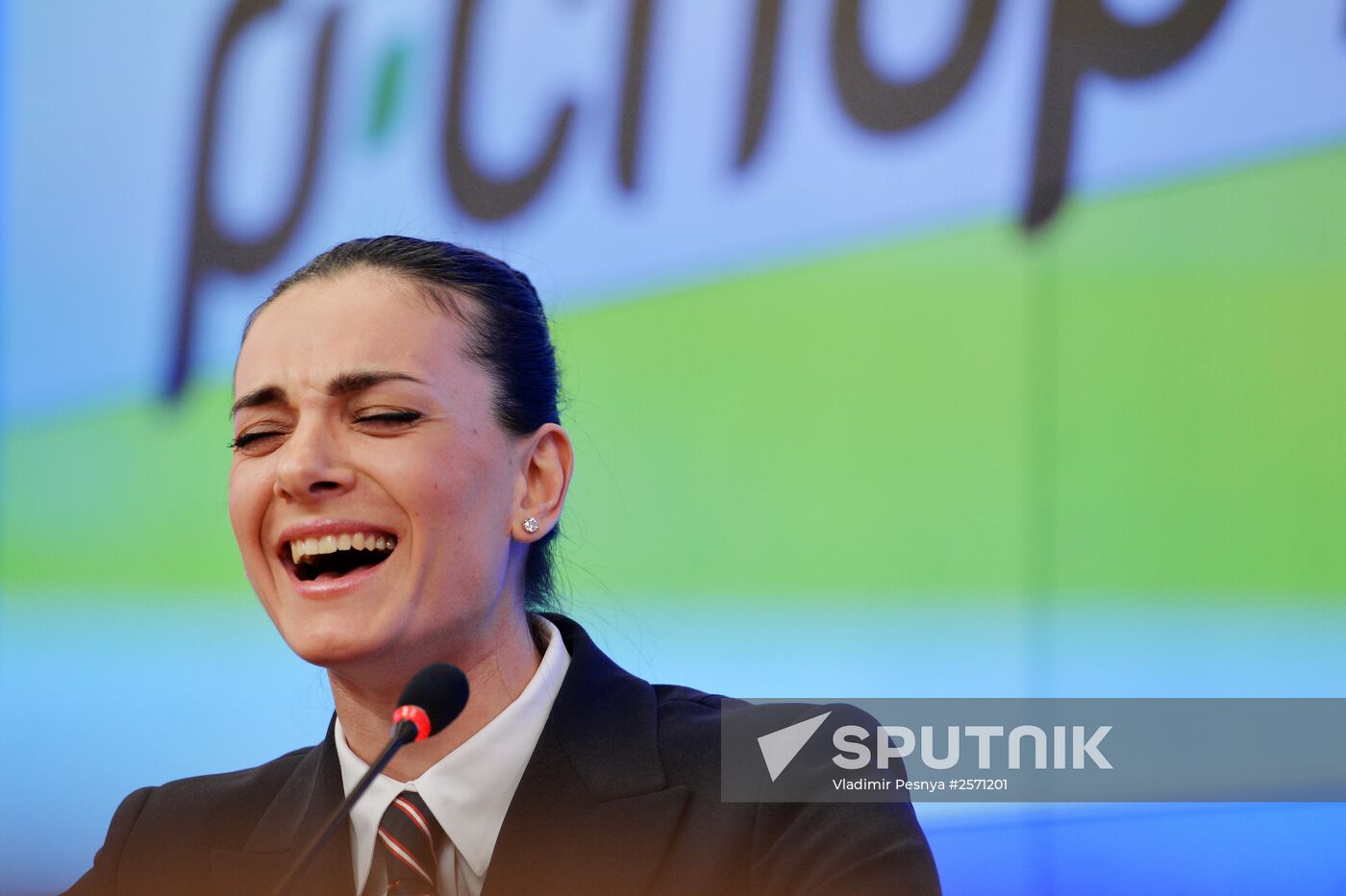 Yelena Isinbayeva returns to professional sports