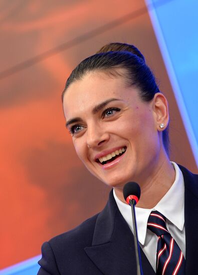 Yelena Isinbayeva returns to professional sports