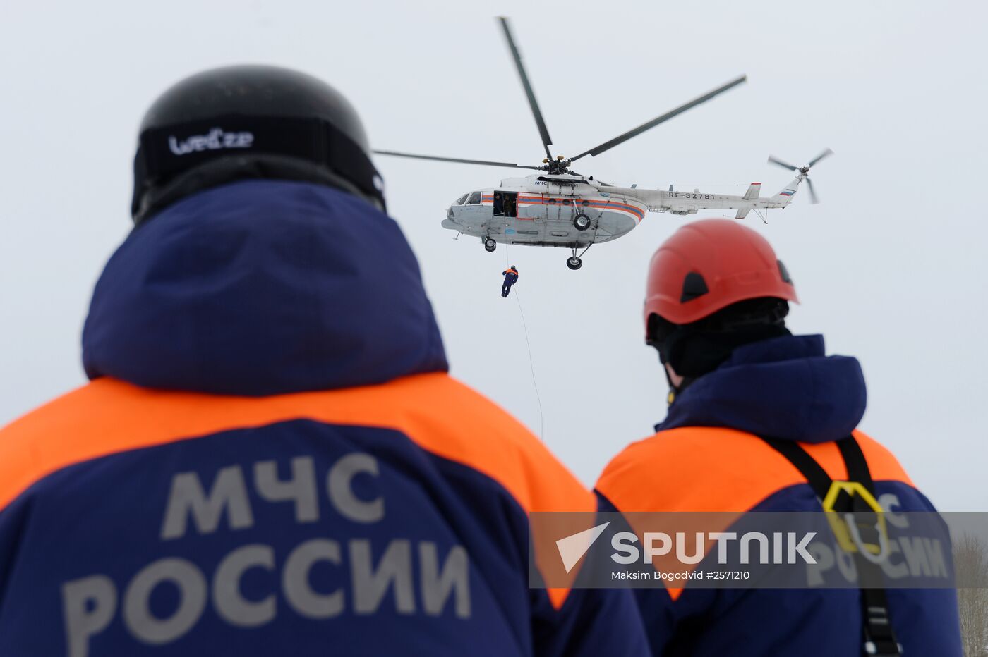Russian Emergency Situations Ministry rescuers conduct airborn training in Kazan