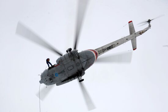 Russian Emergency Situations Ministry rescuers conduct airborn training in Kazan