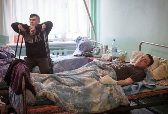 DPR militiamen in Gorlovka hospital