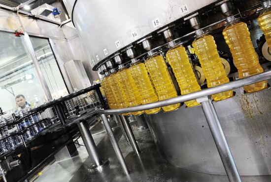 Producing Zolotaya Semechka (Golden Seed) sunflower oil in Rostov-on-Don