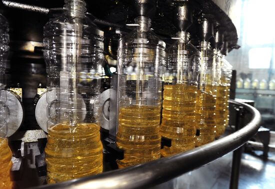 Producing Zolotaya Semechka (Golden Seed) sunflower oil in Rostov-on-Don