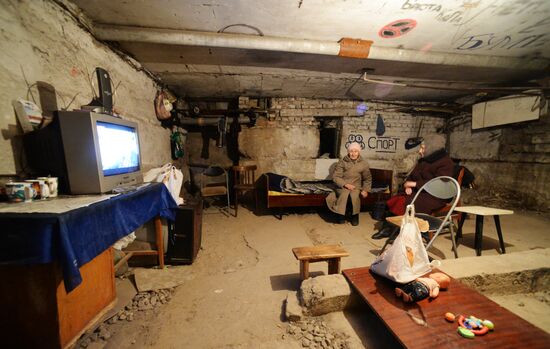 Residents of Petrovsky District in Donetsk in a shelter