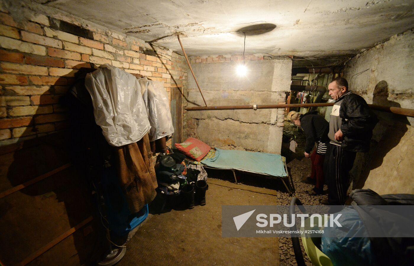 Residents of Petrovsky District in Donetsk in a shelter