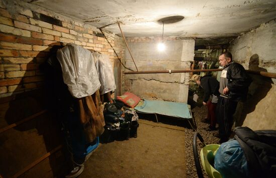 Residents of Petrovsky District in Donetsk in a shelter