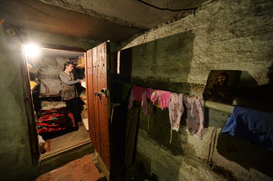 Residents of Petrovsky District in Donetsk in a shelter