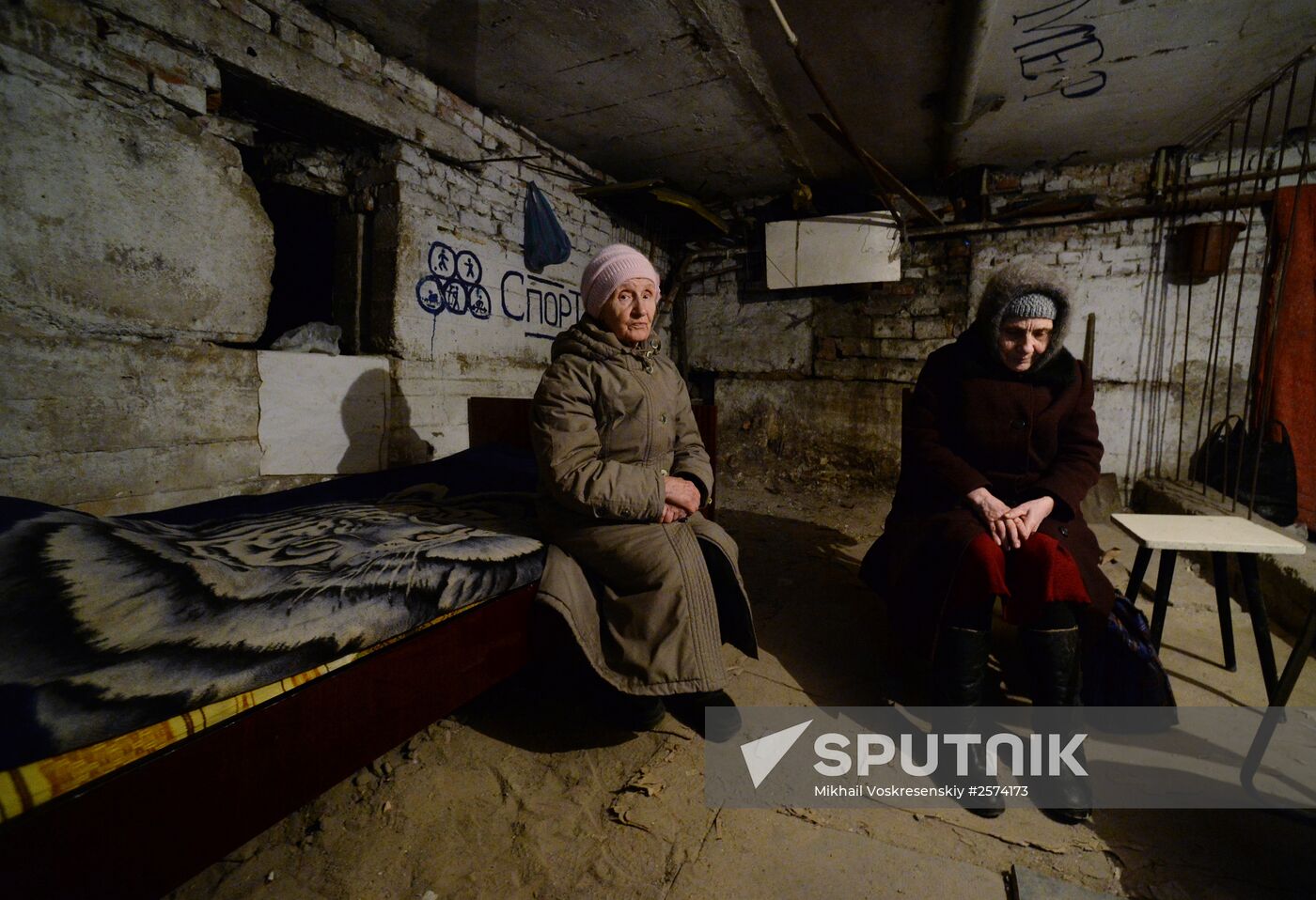 Residents of Petrovsky District in Donetsk in a shelter