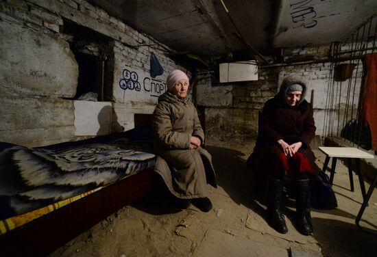 Residents of Petrovsky District in Donetsk in a shelter