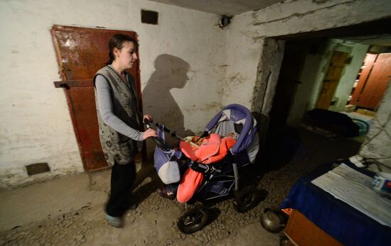 Residents of Petrovsky District in Donetsk in a shelter
