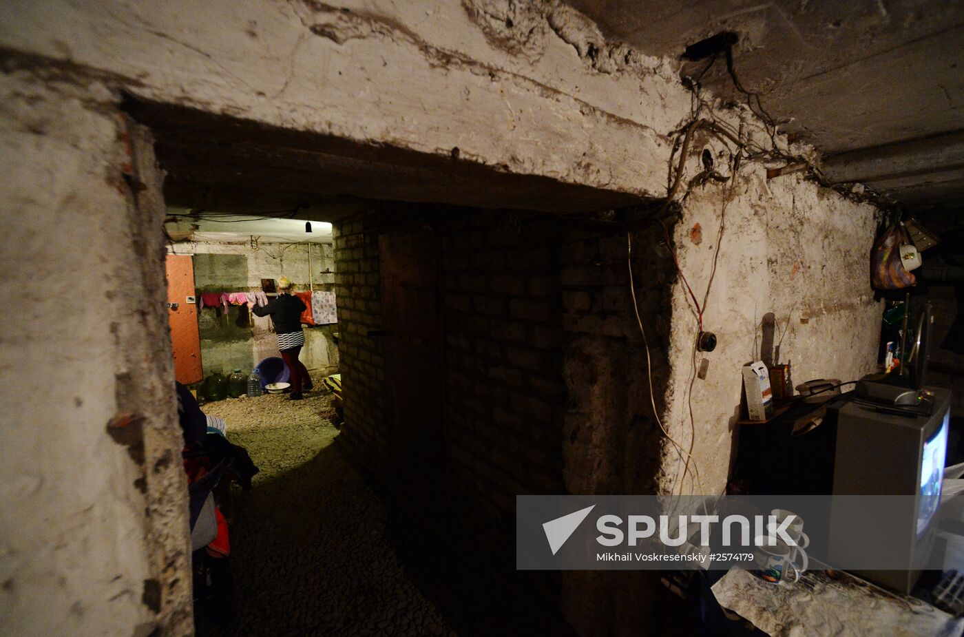 Residents of Petrovsky District in Donetsk in a shelter