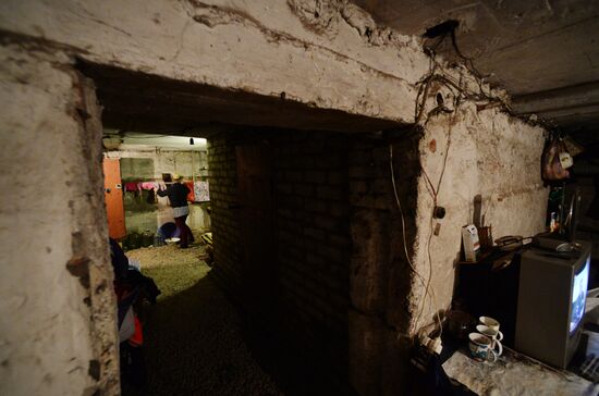 Residents of Petrovsky District in Donetsk in a shelter