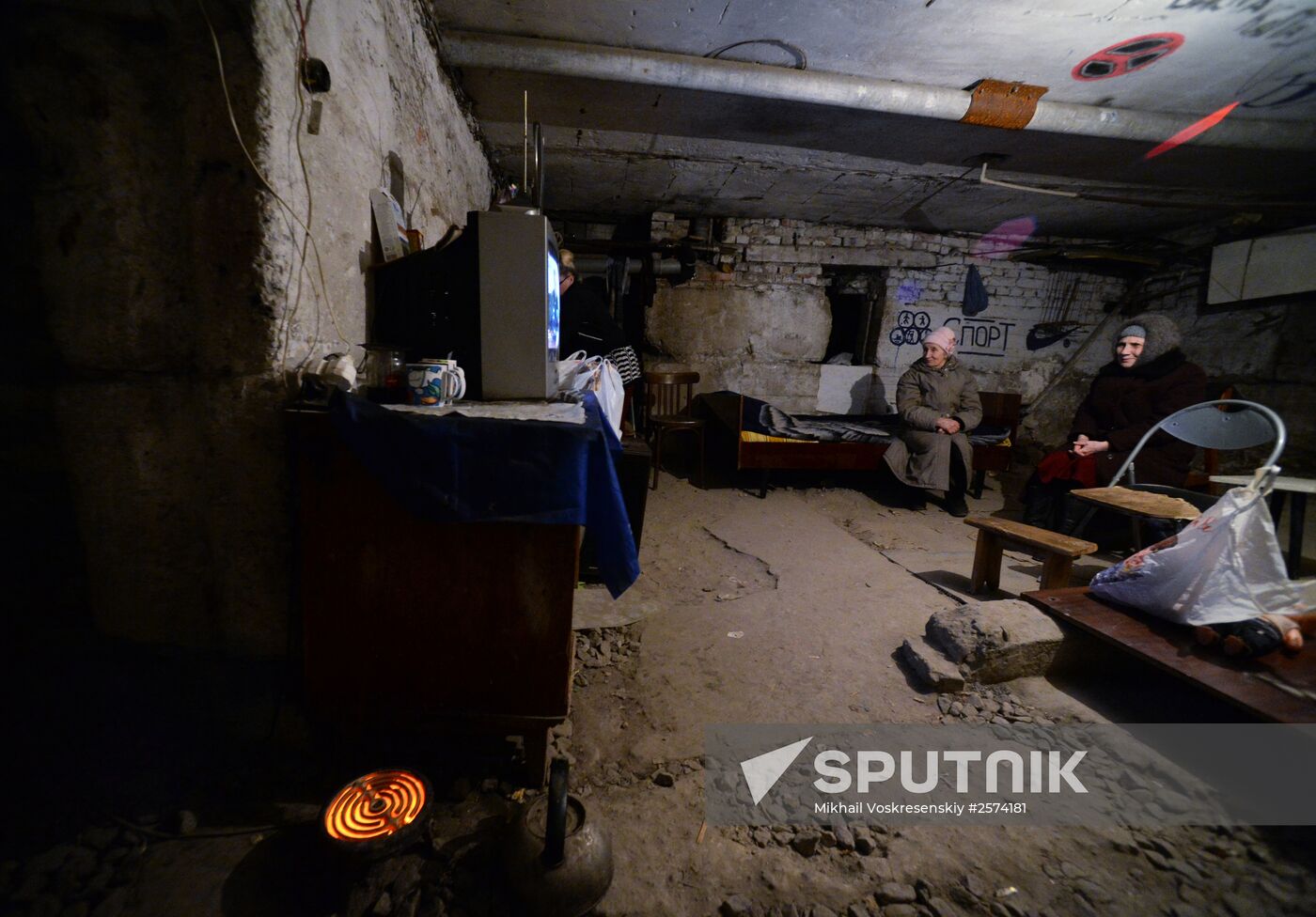 Residents of Petrovsky District in Donetsk in a shelter