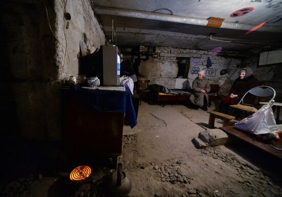 Residents of Petrovsky District in Donetsk in a shelter