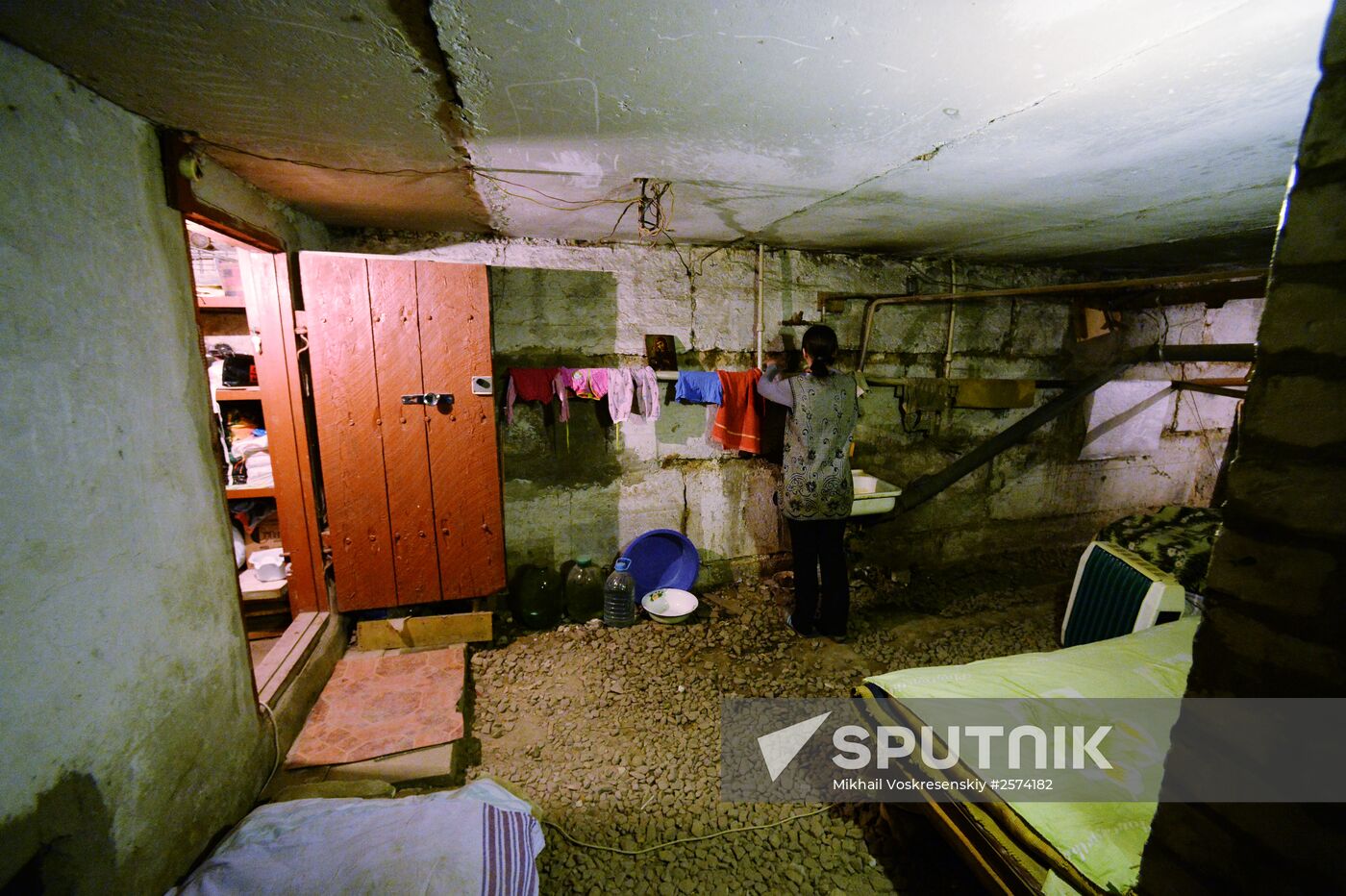 Residents of Petrovsky District in Donetsk in a shelter