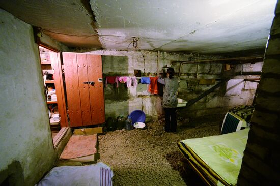 Residents of Petrovsky District in Donetsk in a shelter