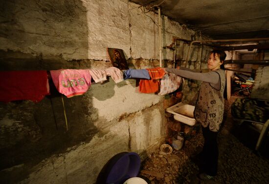Residents of Petrovsky District in Donetsk in a shelter