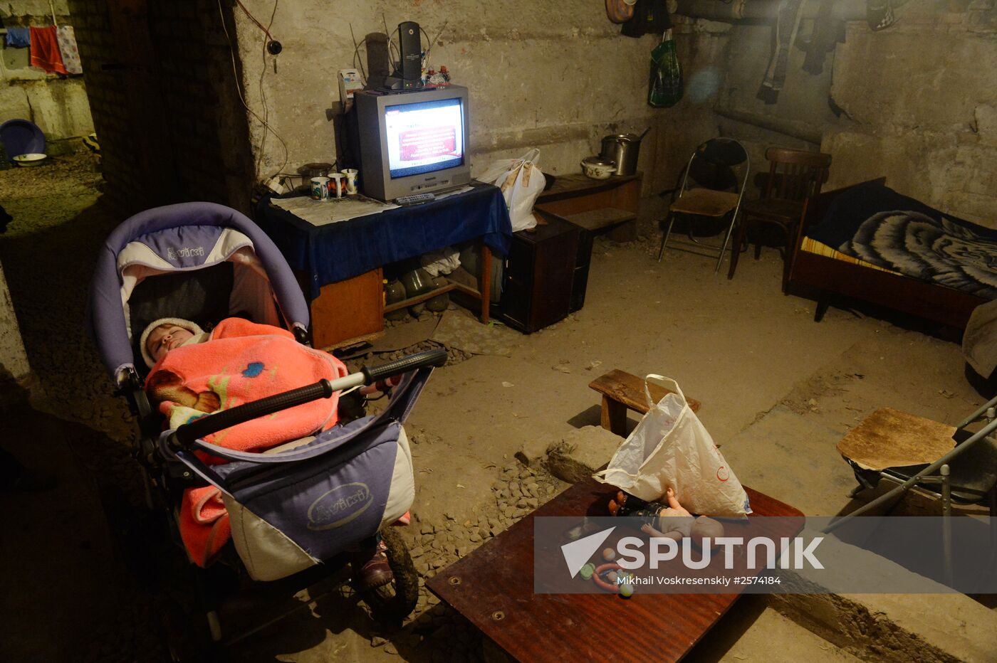Residents of Petrovsky District in Donetsk in a shelter