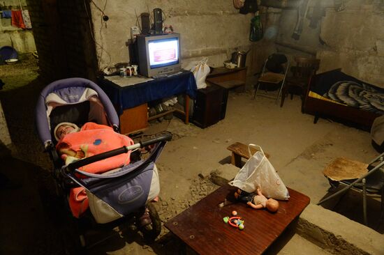 Residents of Petrovsky District in Donetsk in a shelter