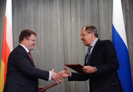 Foreign Minister Sergey Lavrov meets with Foreign Minister of South Ossetia David Sanakoyev