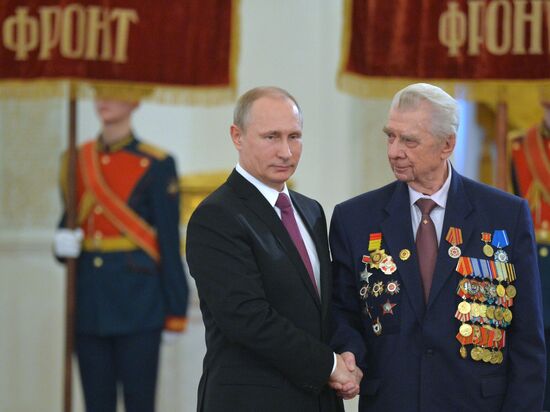 President Putin awards medals in the Kremlin to WWII veterans