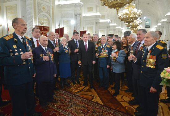 President Putin awards medals in the Kremlin to WWII veterans