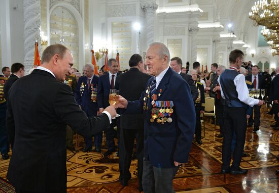 President Putin awards medals in the Kremlin to WWII veterans