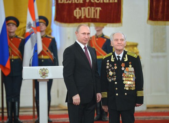 President Putin awards medals in the Kremlin to WWII veterans