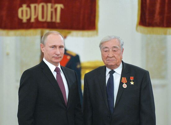 President Putin awards medals in the Kremlin to WWII veterans