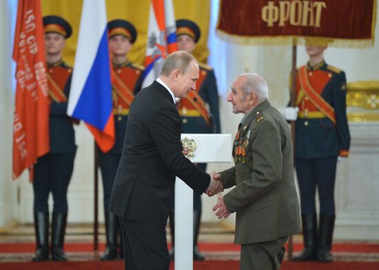 President Putin awards medals in the Kremlin to WWII veterans