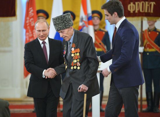 President Putin awards medals in the Kremlin to WWII veterans