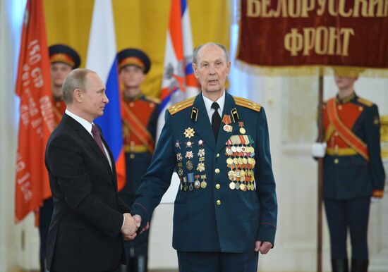 President Putin awards medals in the Kremlin to WWII veterans