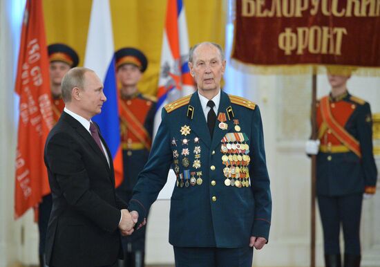 President Putin awards medals in the Kremlin to WWII veterans