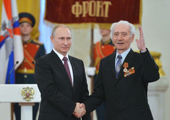 President Putin awards medals in the Kremlin to WWII veterans