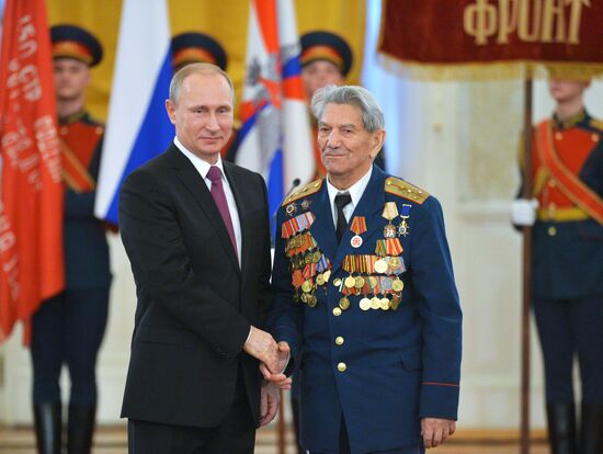 President Putin awards medals in the Kremlin to WWII veterans