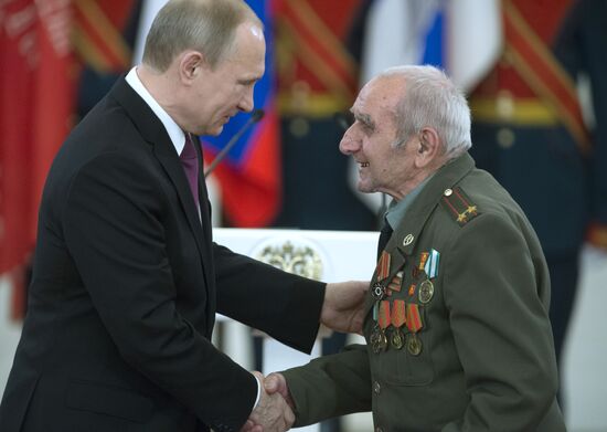 President Putin awards medals in the Kremlin to WWII veterans