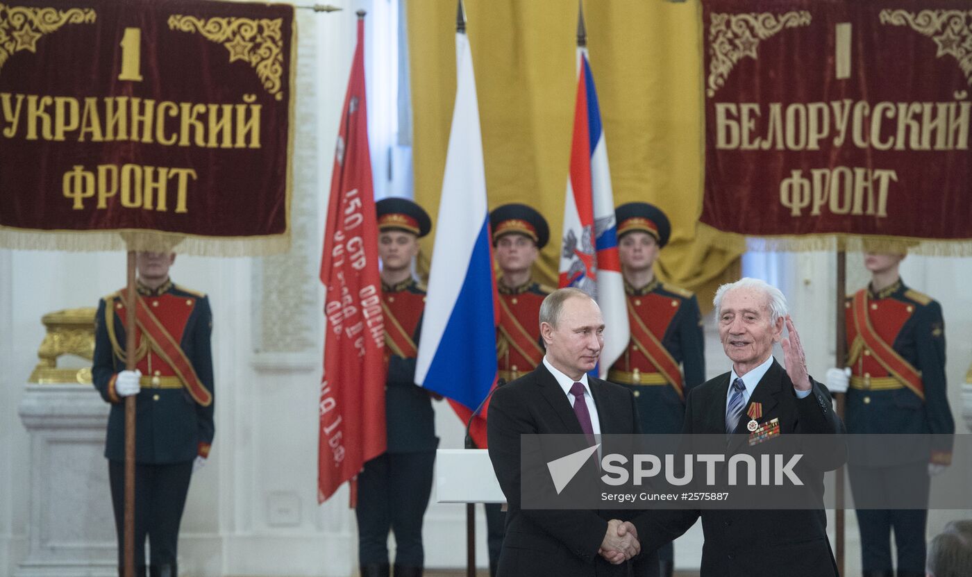 President Putin awards medals in the Kremlin to WWII veterans
