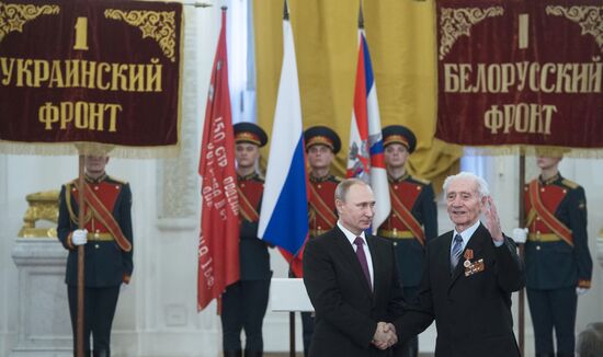 President Putin awards medals in the Kremlin to WWII veterans