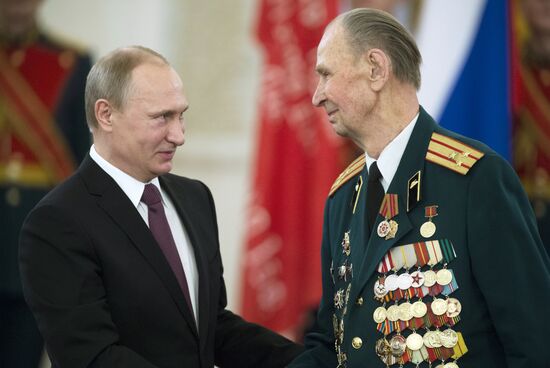 President Putin awards medals in the Kremlin to WWII veterans
