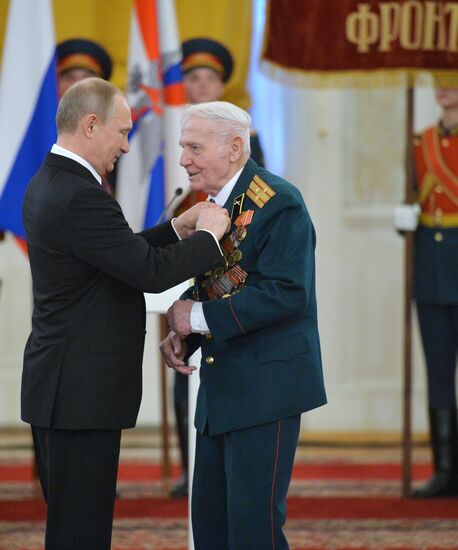 President Putin awards medals in the Kremlin to WWII veterans