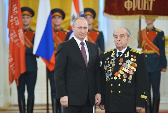 President Putin awards medals in the Kremlin to WWII veterans