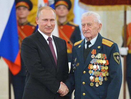 President Putin awards medals in the Kremlin to WWII veterans